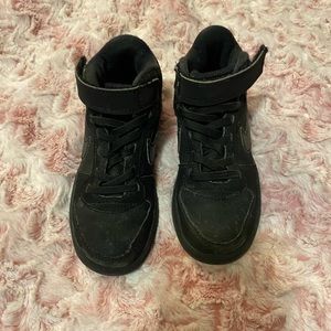 Little boys sz 11c Nike shoes
